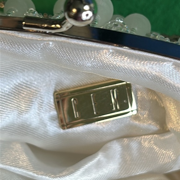 CEM RARE WHITE BEADED KISS-LOCK CLOSURE CROSSBODY CLUTCH - Picture 6 of 16